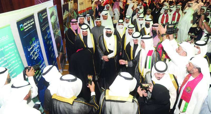 كبار الشيوخ والشخصيات أمام لوحة تعريفية عن الرعاية الصحية في الإمارات