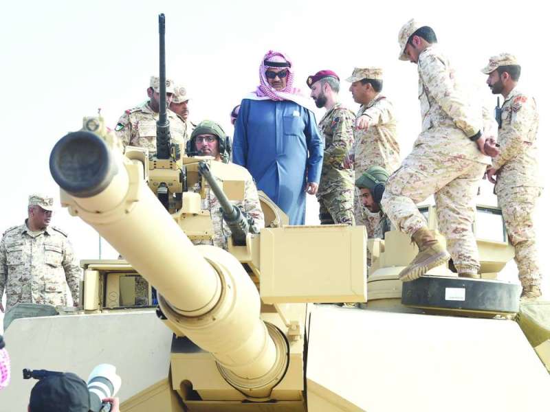 رئيس مجلس الوزراء يستمع لشرح عن الدبابة الجديدة M1A2K