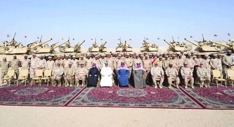 
الخالد والوزراء يتوسطون قيادات الجيش وعناصر القوة البرية في ميدان الأديرع	(تصوير أسعد عبدالله)
