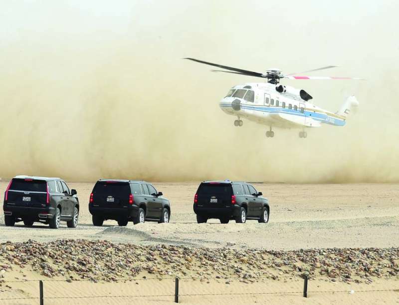 موكب رئيس الوزراء وفوقه مروحية في الميدان 