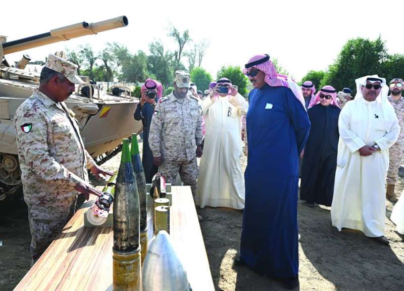 الخالد يستمع إلى شرح عن أنواع القذائف