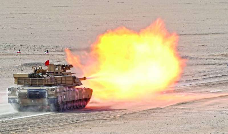 دبابة تنفذ رمايات حية 