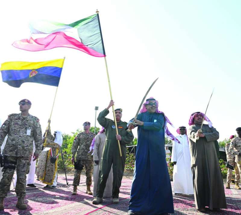 الخالد وثامر العلي يؤديان العرضة 