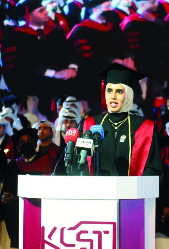 ريم الشمري تلقي كلمة الخريجين
