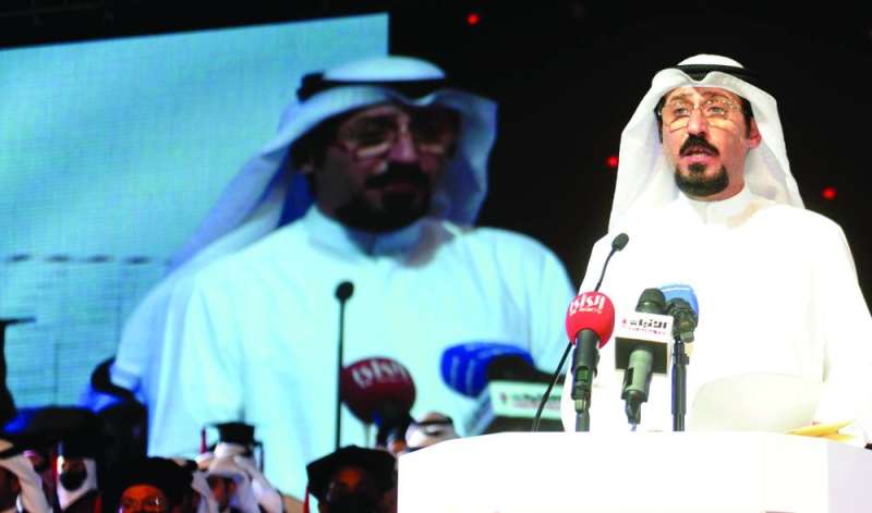 عمر الكندري أثناء إلقائه كلمته