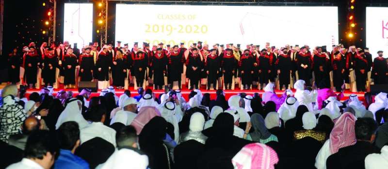 الخريجون والخريجات على مسرح الاحتفال أمام الحضور 	(تصوير سعود سالم)