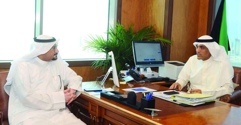 البرجس خلال اللقاء مع الزميل ناصر الفرحان 