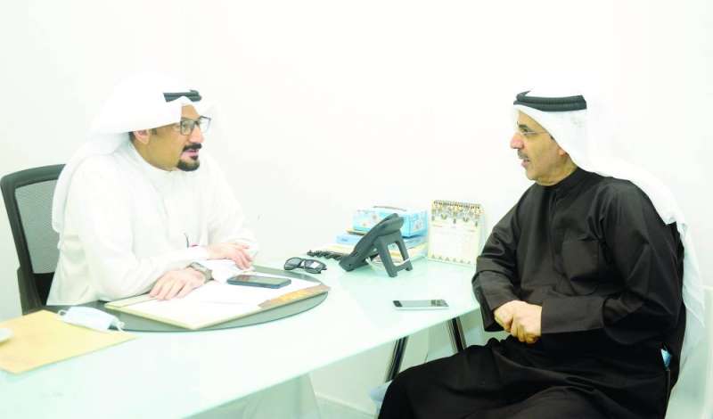 
العيدي متحدثاً للزميل ناصر الفرحان	 (تصوير سعود سالم)
