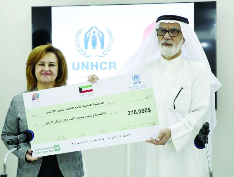 تقديم الشيك لمسؤولة مفوضية اللاجئين