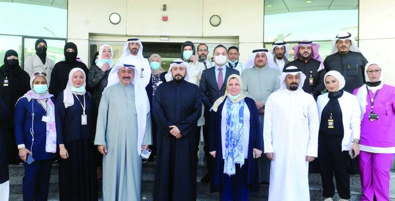 
وزير الصحة متوسطاً قياديي «الصحة» والعاملين بالمركز
