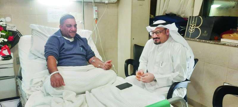 
بندر متحدثاً للزميل ناصر الفرحان 	(تصوير أسعد عبدالله)
