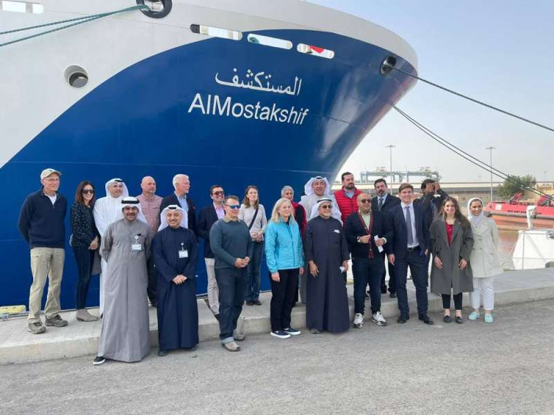 وفد السفراء والديبلوماسيون أمام «المستكشف» 