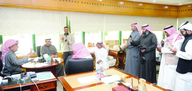 اليوسف مستمعاً لمربي الحلال بحضور الخليفة
