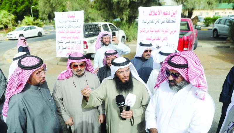 المربون جمال الحربي وعلي العدواني وخلف الشمري خلال الاعتصام
