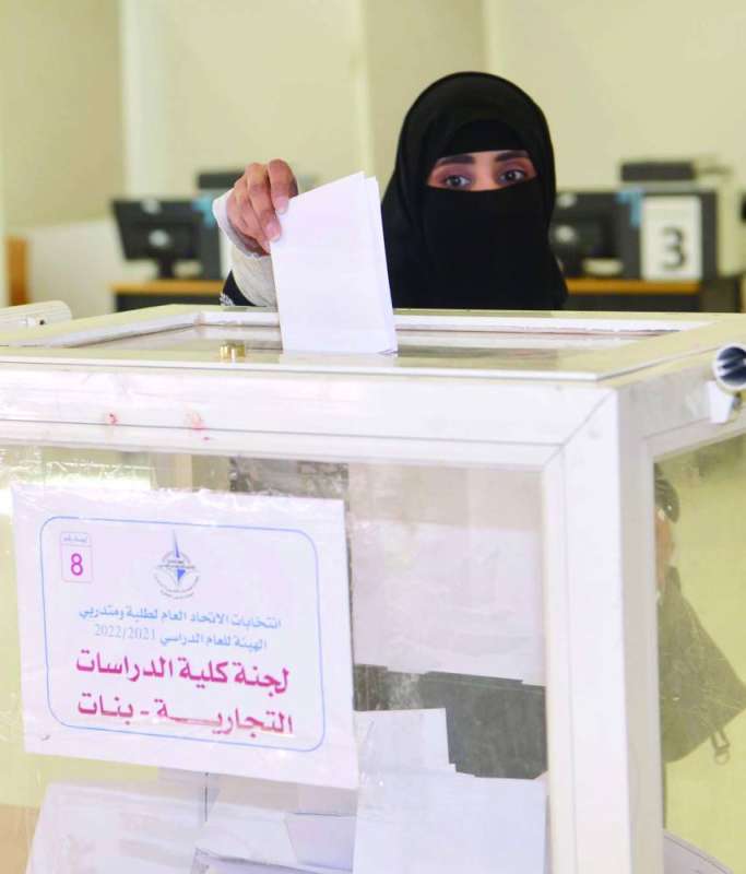 طالبة تدلي بصوتها (تصوير نايف العقلة)