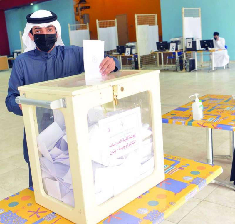 أحد المقترعين يدلي بصوته