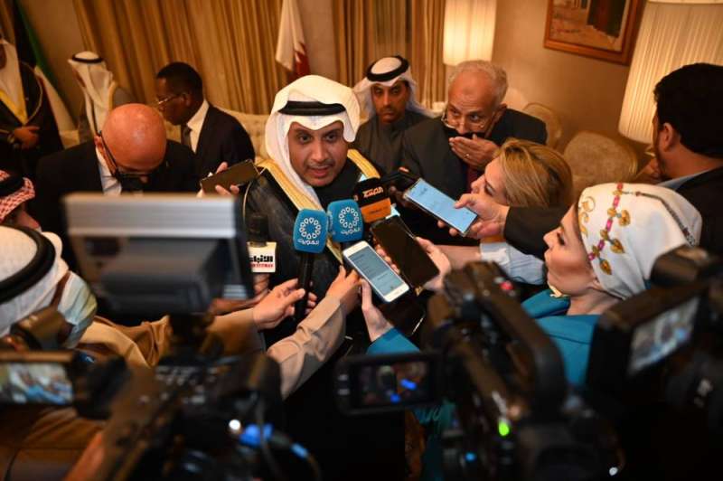 حمد جابر العلي متحدثا للصحافيين 