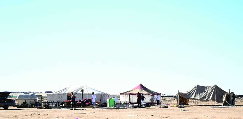 مواطنون ينشؤون مخيمهم في بر كبد (تصوير نايف العقلة)