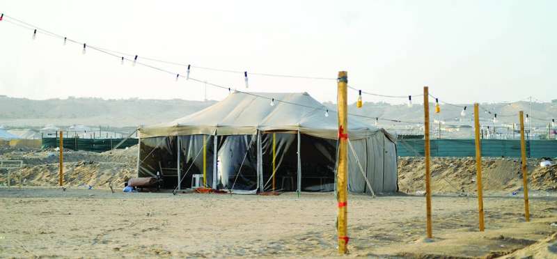 البلدية تُشدد على ضرورة تحقيق المخيمات الاشتراطات المطلوبة	 (تصوير سعود سالم)