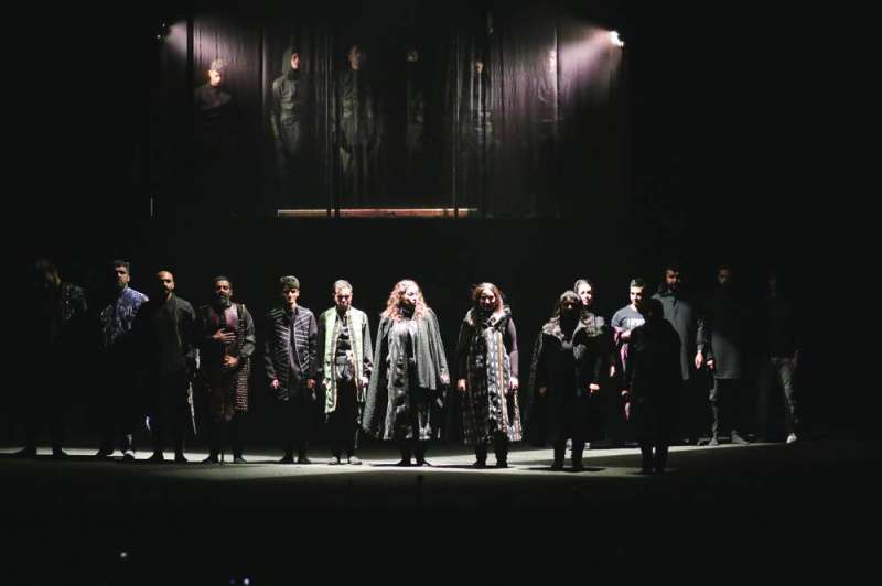 أبطال العرض في لقطة جماعية
