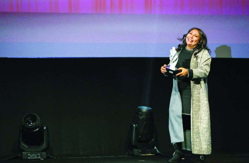 
هيفاء المنصور تحمل درع تكريمها
