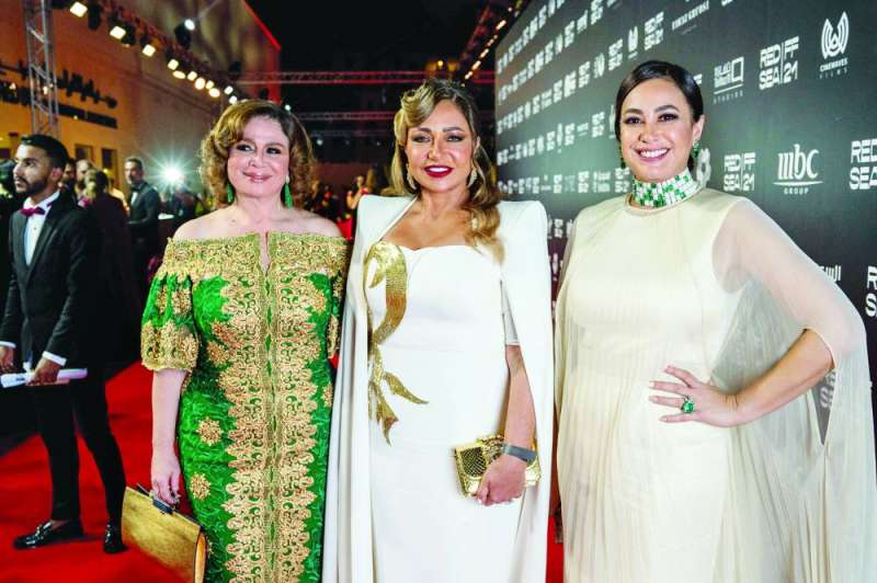 
ليلى علوي تتوسط هند صبري وإلهام شاهين
