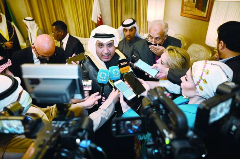 حمد جابر العلي متحدثاً للصحافيين (تصوير نايف العقلة)