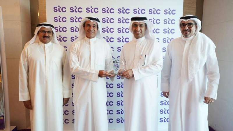 الحربي متسلماً الجائزة