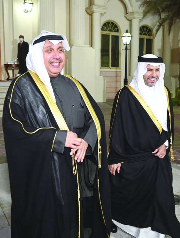 وزير الدفاع وفي استقباله السفير القطري
