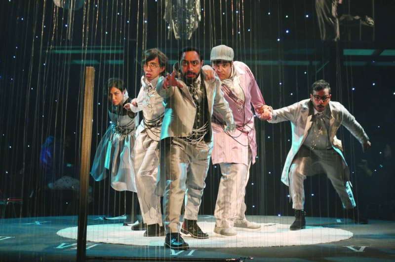 
من العرض المسرحي
