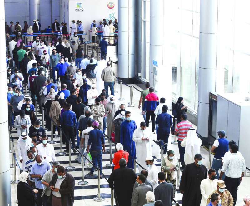 إقبال كثيف على مركز التطعيم بأرض المعارض لتلقي الجرعة الثالثة أمس 	(تصوير أسعد عبدالله)
