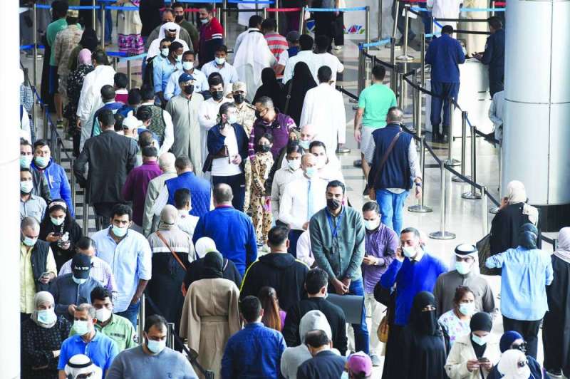 إقبال كثيف على مركز التطعيم في أرض المعارض لتلقي الجرعة الثالثة 	(تصوير اسعد عبدالله)