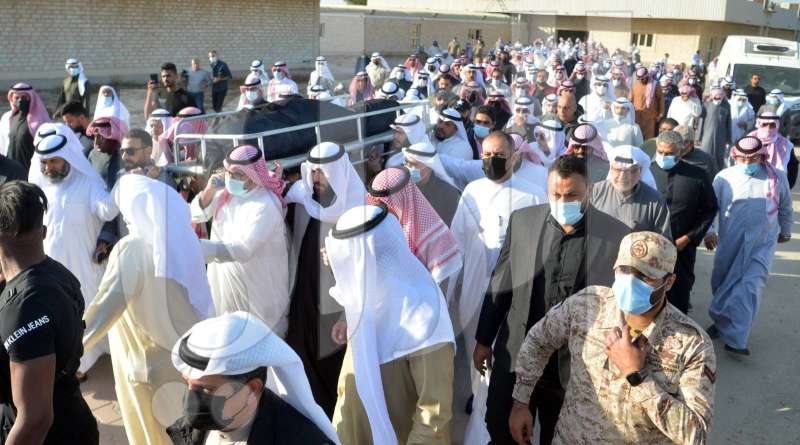 جثمان الفقيد على أكتاف مشيعيه (تصوير: نايف العقلة)