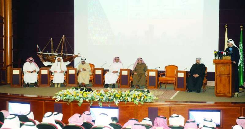 الصقر والعجلان والجابر ومهدي وشخصيات اقتصادية خلال الملتقى 	(تصوير سعود سالم)