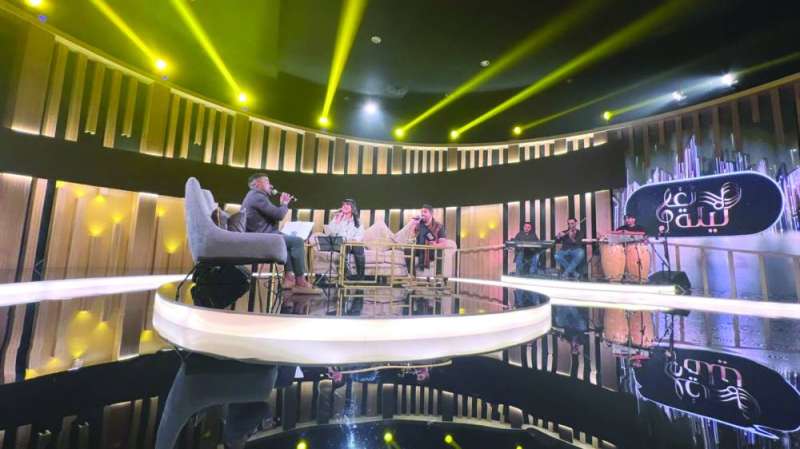 جاسم محمد وشيماء سليمان مع ضيفهما سلطان المفتاح خلال تصوير إحدى الحلقات