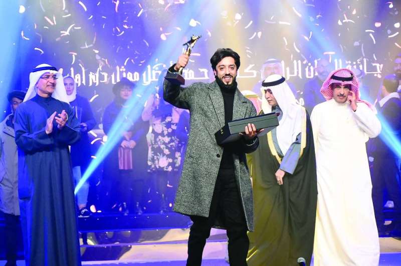 يوسف البغلي مع الجائزة