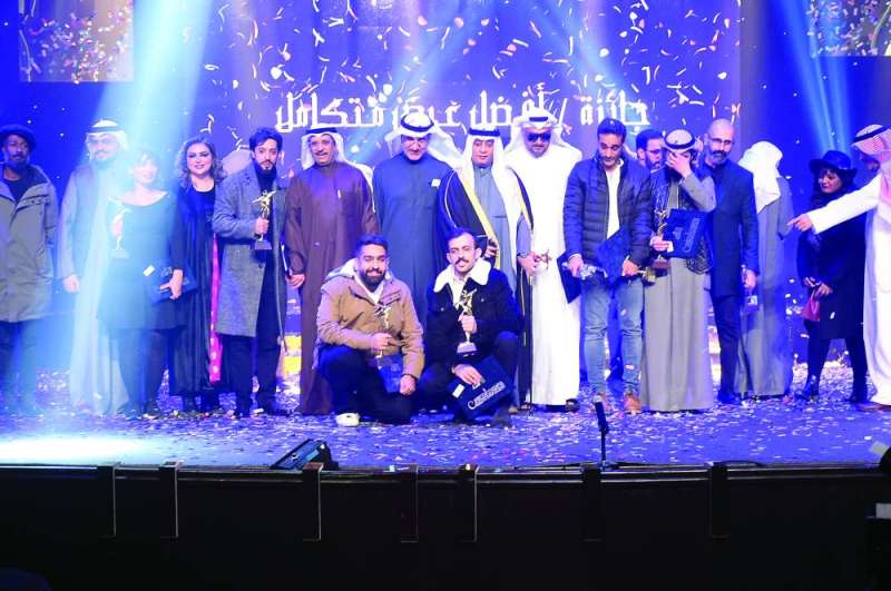 الفائزون في لقطة جماعية
