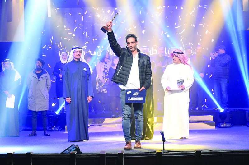 علي البلوشي محتفلاً بجائزة «الطابور السادس»
