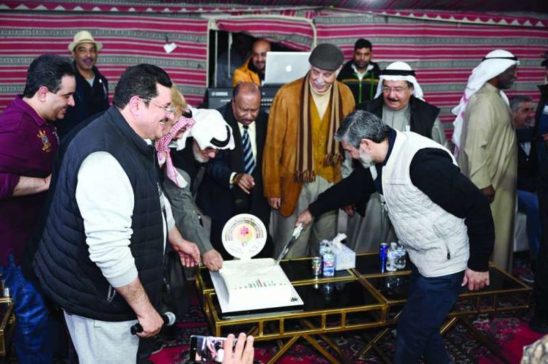 
قطع قالب الحلوى
