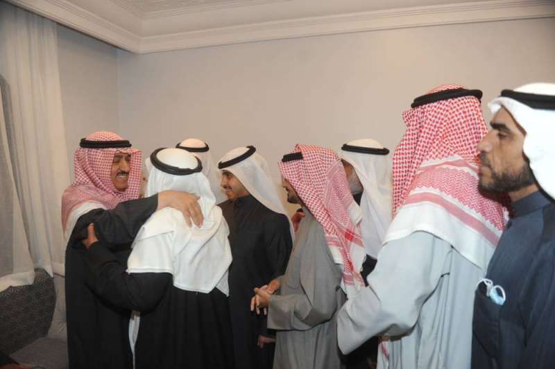 مسلم البراك مستقبلاً المهنئين بالعودة (تصوير سعود سالم)