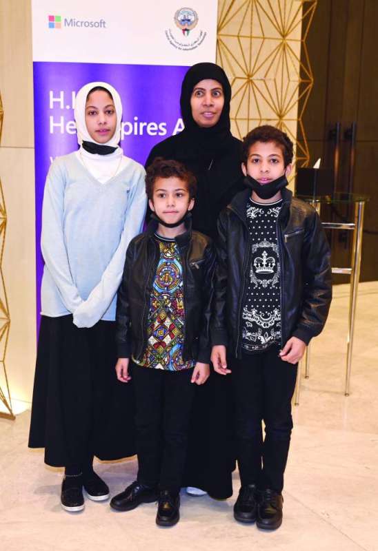 
عائلة صباح مدني الفائزة بجائزة الذكاء الاصطناعي
