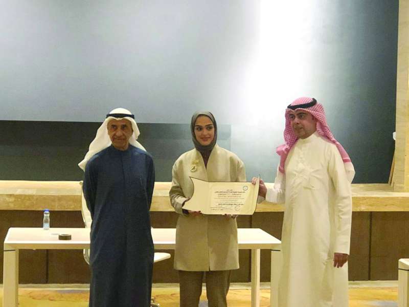 
الظفيري مكرماً أشكناني على هامش الندوة
