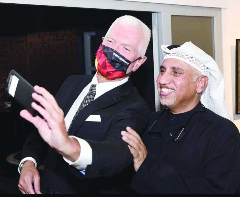 «سيلفي» بين سراب والسفير الألماني ستيفان موبس