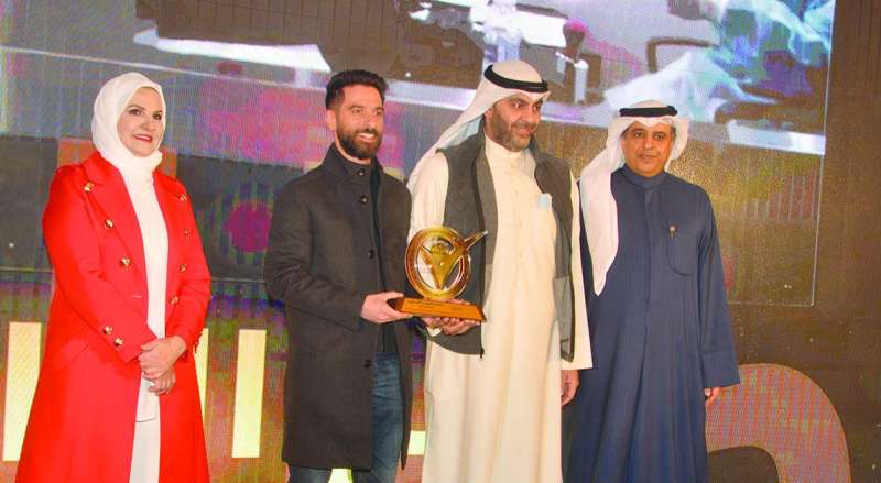 مخرج «الجائحة» عبد الرحمن الخميس والمعد ابراهيم الفيلكاوي يتسلمان الجائزة	(تصوير نايف العقلة)