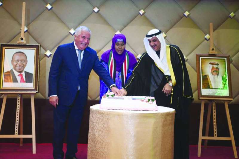 السفيران الحمد وزبيدوف يشاركان السفيرة الكينية في قطع قالب الحلوى
