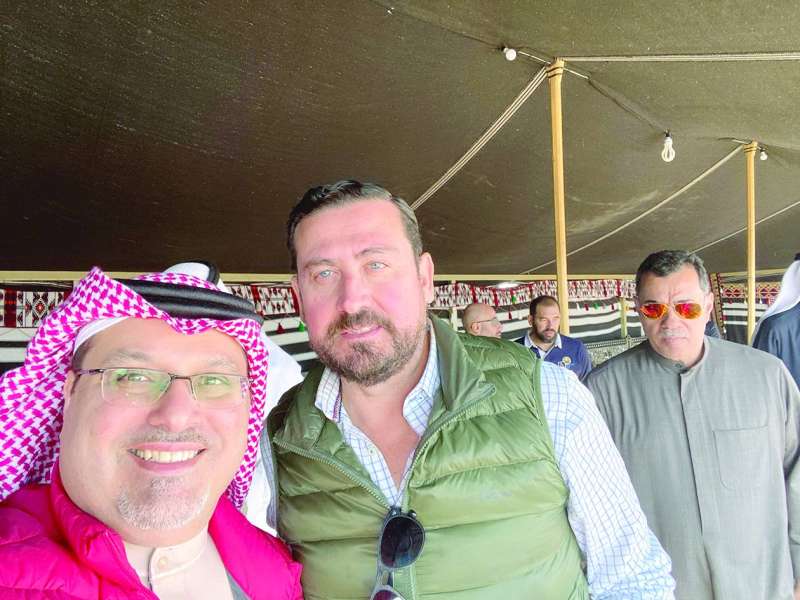 سيلفي السفير البحريني مع الإسباني
