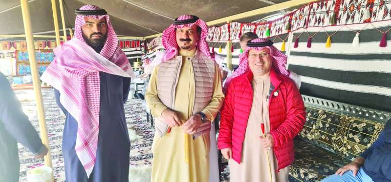 التركي ونجله عبدالعزيز مع السفير البحريني
