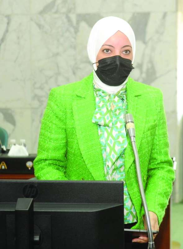 
مها البغلي متحدثة في الجلسة
