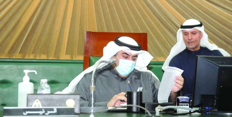 
أسامة العتيبي خلال ترؤسه الجلسة
