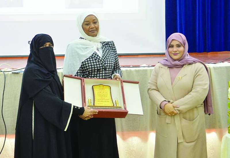 الهاجري والمطيري خلال تكريم الجهات المشاركة
